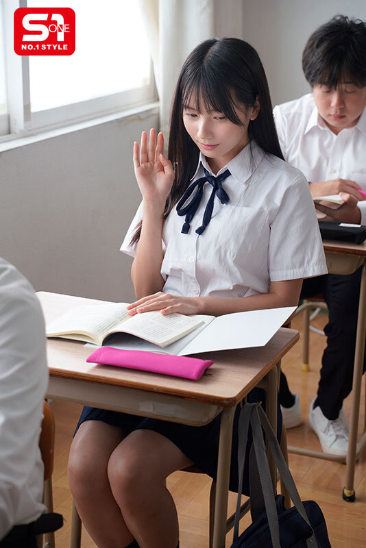 無口で大人しい女生徒なら体中を舐め回しても誰にも言わないんじゃないか？地味な図書委員は担任に舐め犯●れても抵抗できずイキまくる。 榊原萌 3枚目