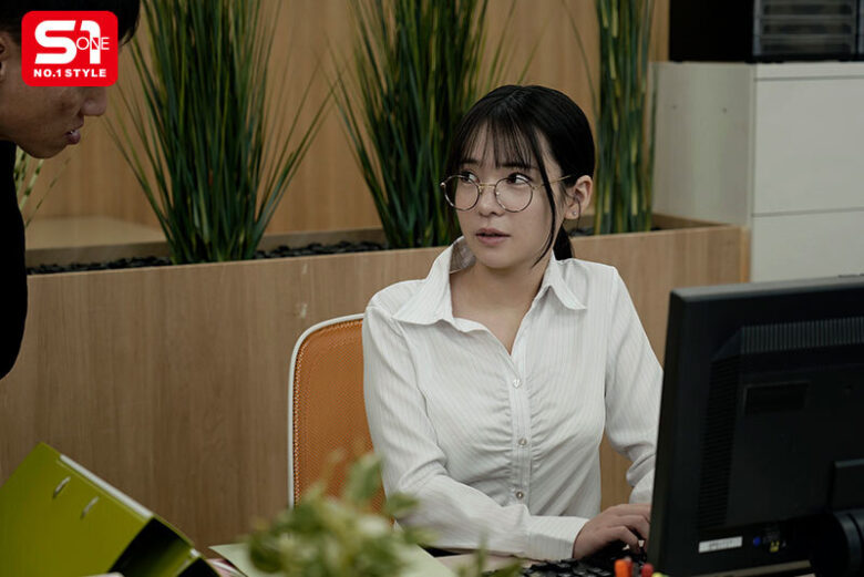 大人しい新入女子社員を一泊出張に同行させ相部屋に連れ込むと…まさかのド淫乱メスに変身して精液透明になるまで絞りヌカれた… 乃坂ひより 1枚目