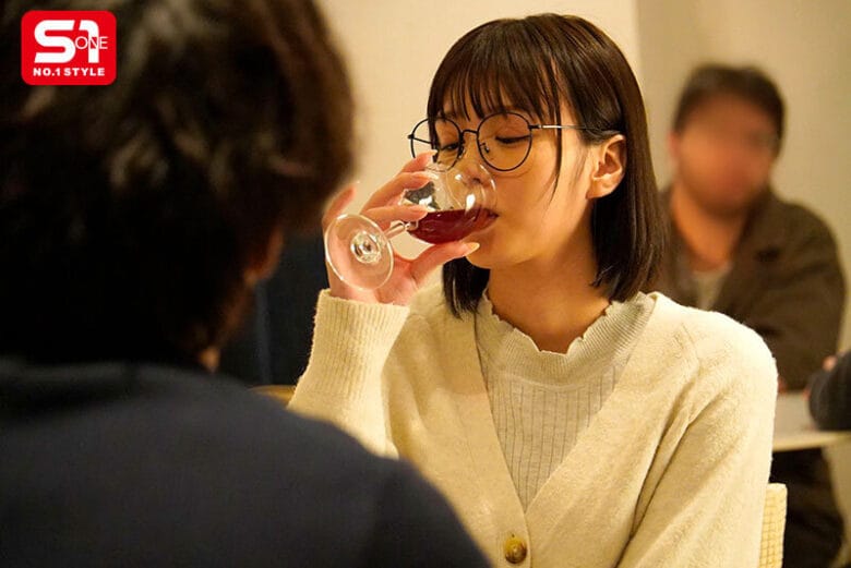 バイト先の地味なノーマーク女子と一緒に飲んだら… まさかのSEX大好きエロモンスターで精液透明になるまで何度もヌカれた。 兒玉七海 3枚目