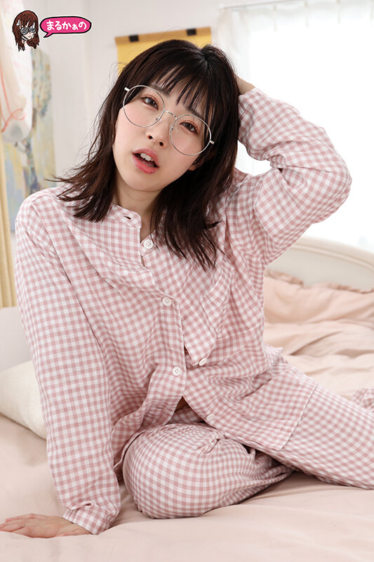 地味で内向的な性格（しかし、性欲は強い）の幼なじみ。 近眼を言い訳に、いつも距離が近すぎる。 そして今日もボクをしゃぶり尽くす。 それが彼女のヤリクチ。 20枚目