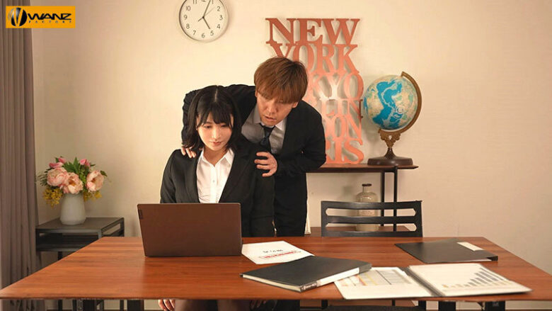 終電を逃した地味巨乳の後輩を連れ込みヤルつもりが…ほろ酔いで立場逆転 汗だくプレスで朝まで痴女られ種搾り性交 瀬田一花 1枚目